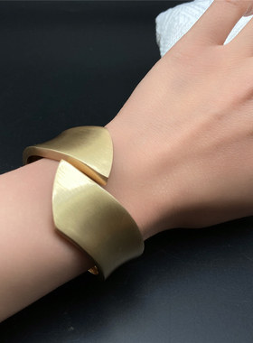 欧美个性夸张高级感金色拉丝轻奢开口宽手镯  金属风袖口bracelet