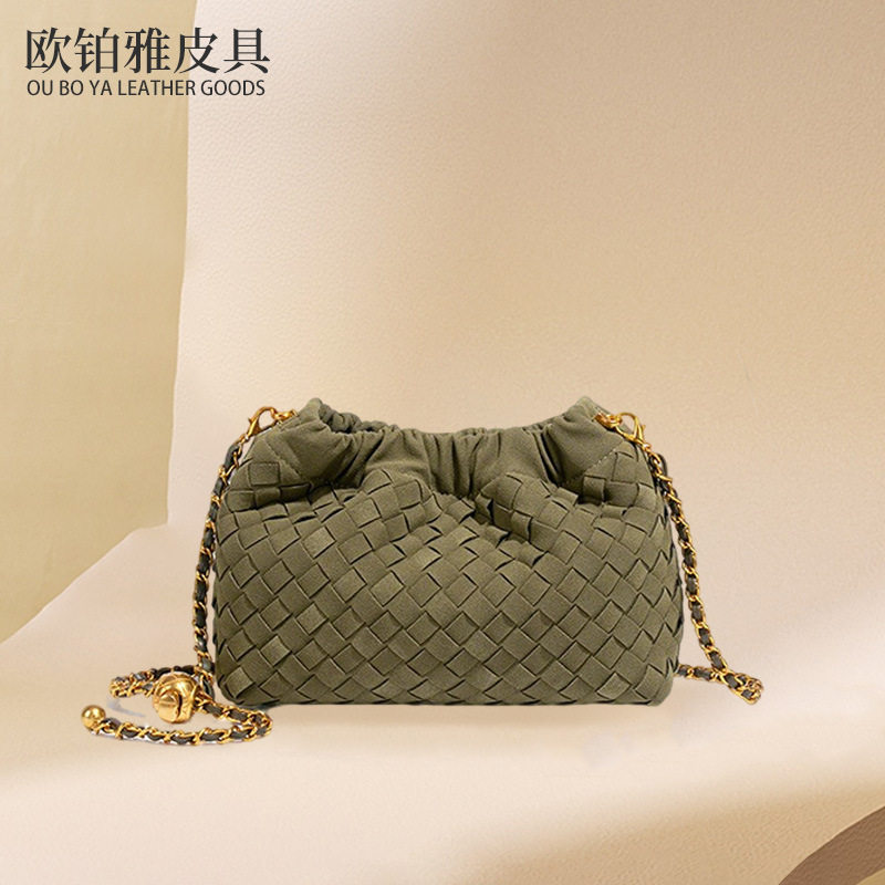 秋冬新款磨砂质感百搭云朵包金球链条斜挎包褶皱抽带编织包包女