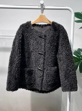 MM麦麦25秋冬新款圆领牛角扣羊羔毛皮毛一体毛绒外套女5GA212051