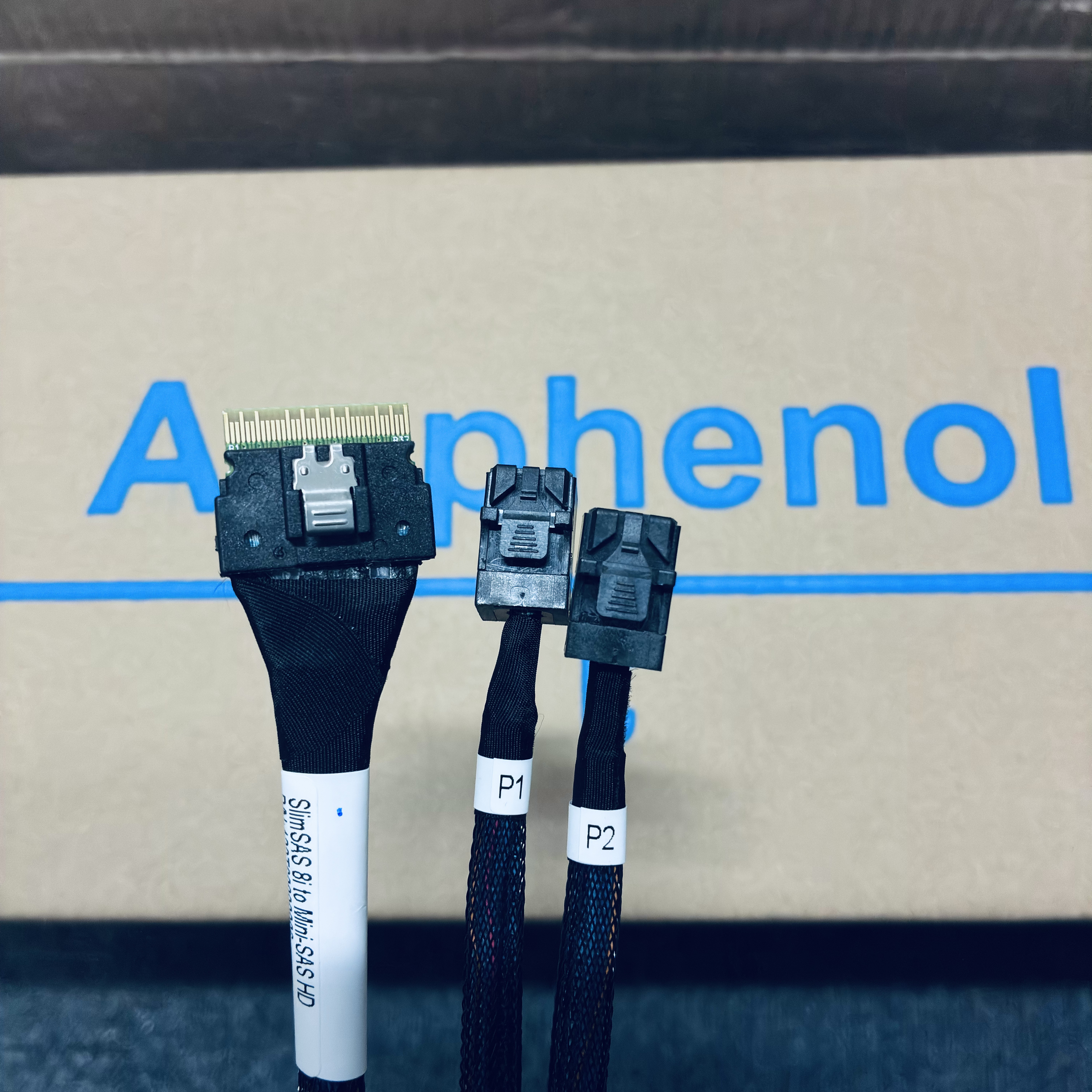 安费诺Amphenol SFF8654-8i转2*SFF8643线长70CM