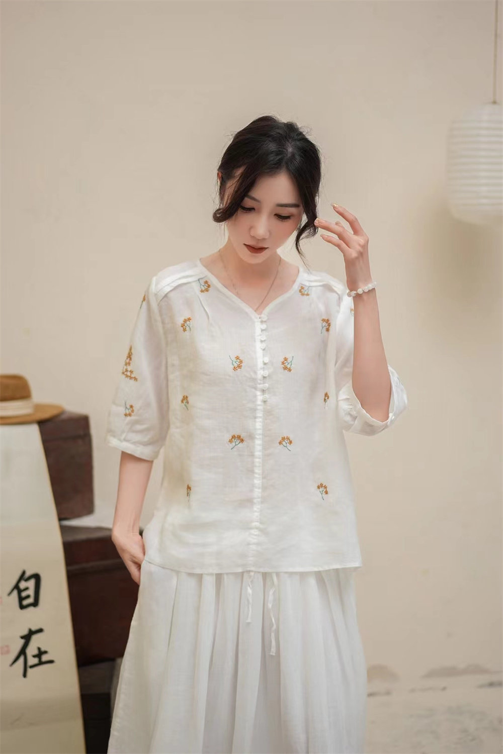 夏季新文艺苎麻绣小花V领半袖套头衬衫女宽松显瘦薄款褶子衬衣女