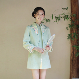 ATAR新中式冬装女立领绣花毛呢短外套盘扣修身连衣打底裙子套装裙