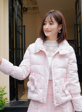 ATAR甜美冬装新款蝴蝶保暖羽绒服 2025淑女立体花连帽羽绒短外套