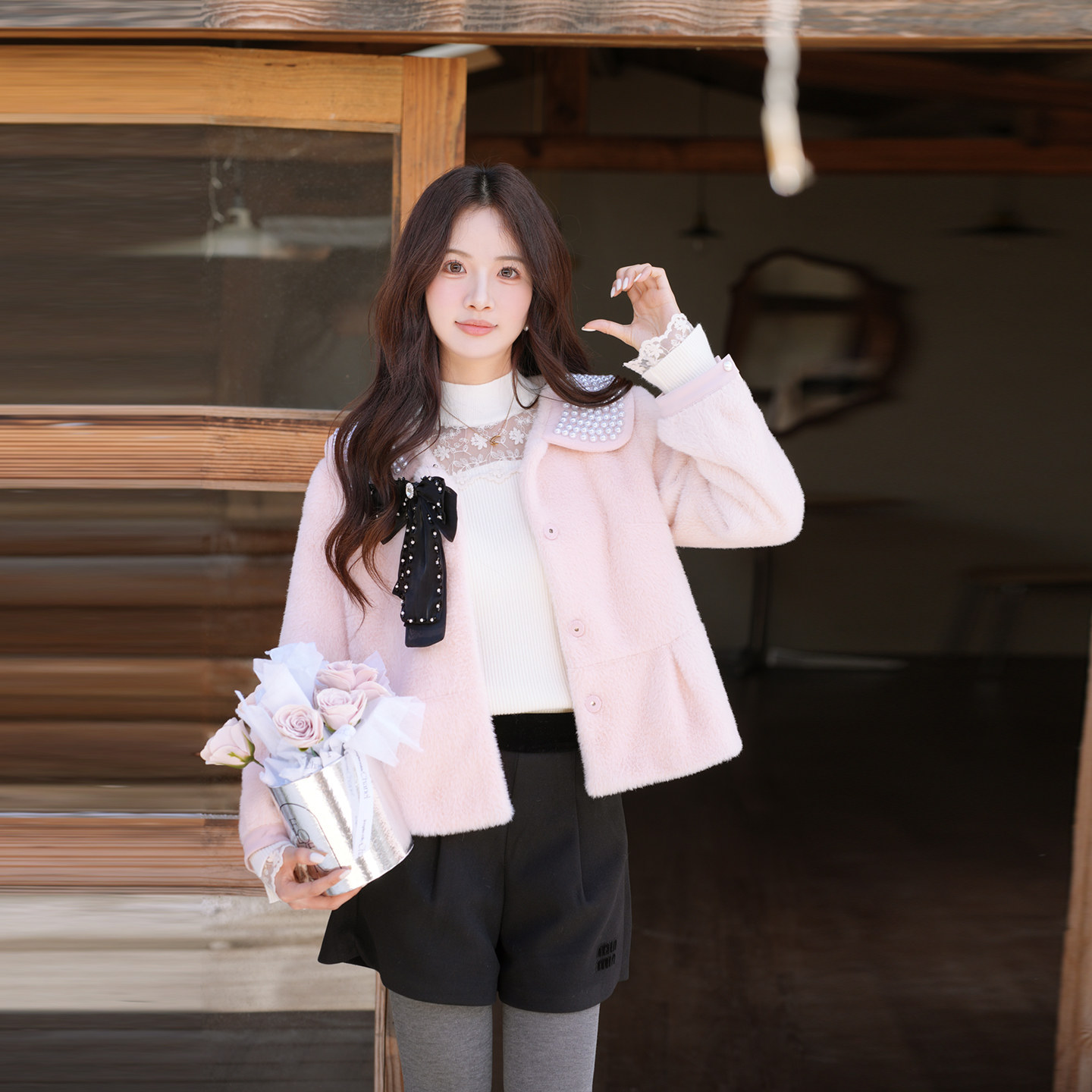 法式温柔风蝴蝶结仿皮草短裤套装