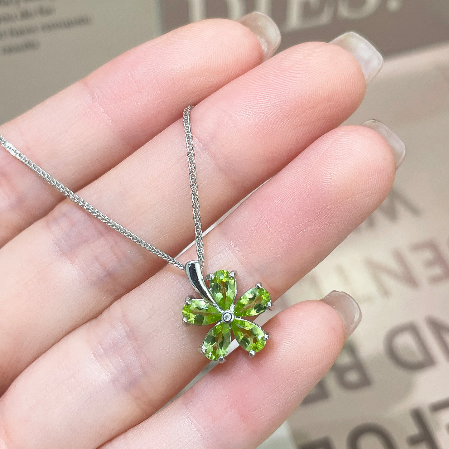 天然橄榄石吊坠女S925纯银项链镶嵌绿色水滴型宝石多叶片太阳花朵