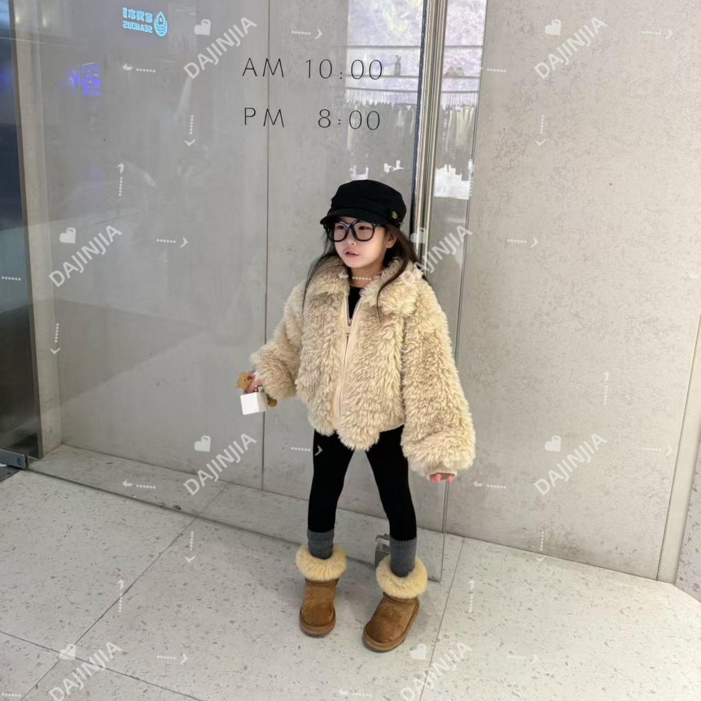 大金家童装杏色加绒大翻领外套