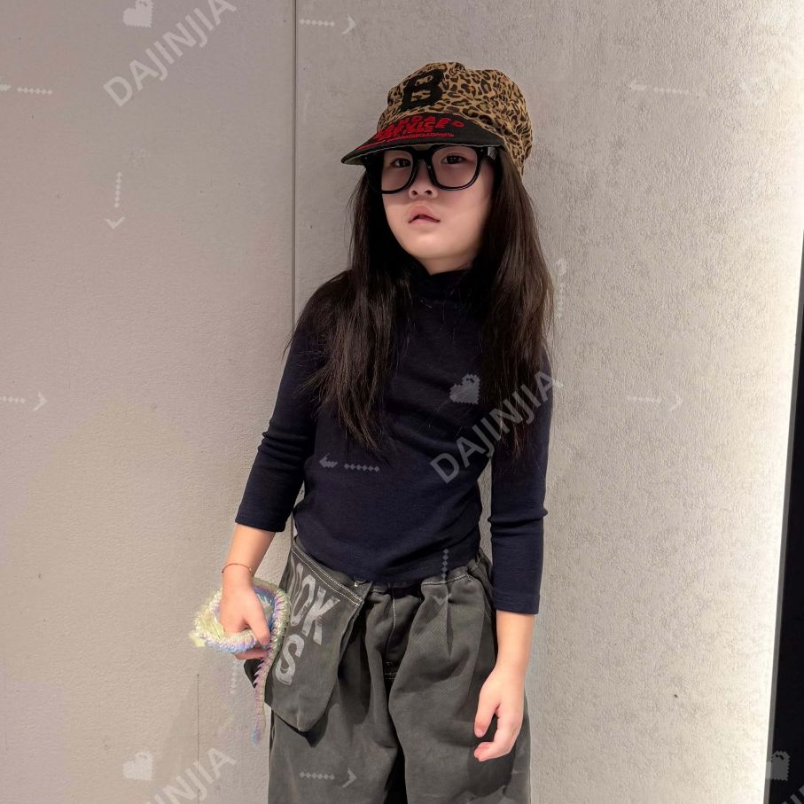 大金家童装藏青色半身领上衣