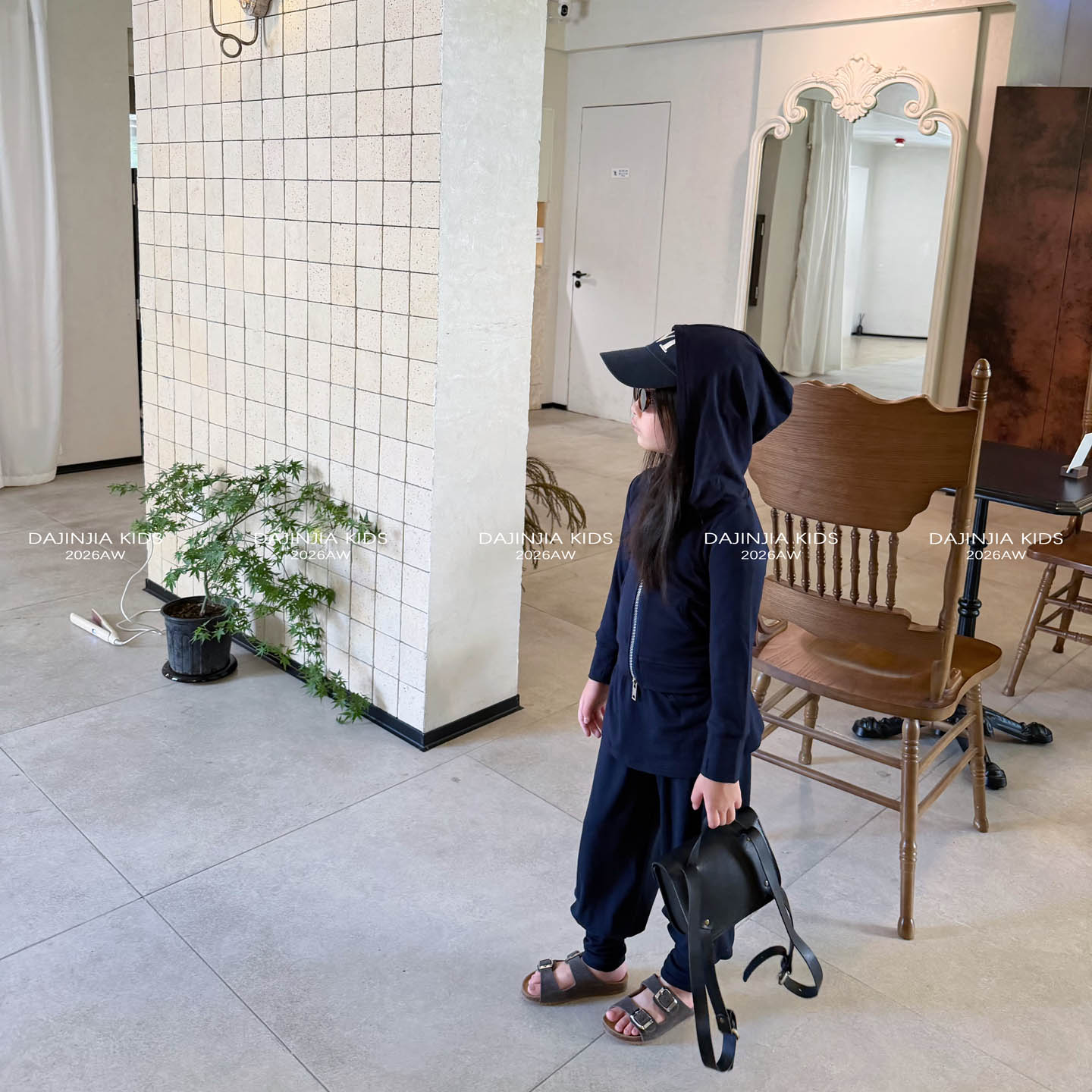 26早秋大金家女宝宝轻奢极简深蓝巨舒服连帽拉链外套束脚裙裤套装