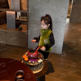 26新款 男女宝拜年服 草绿色丝绒风绣珠立体亮片旗袍背心马甲唐装