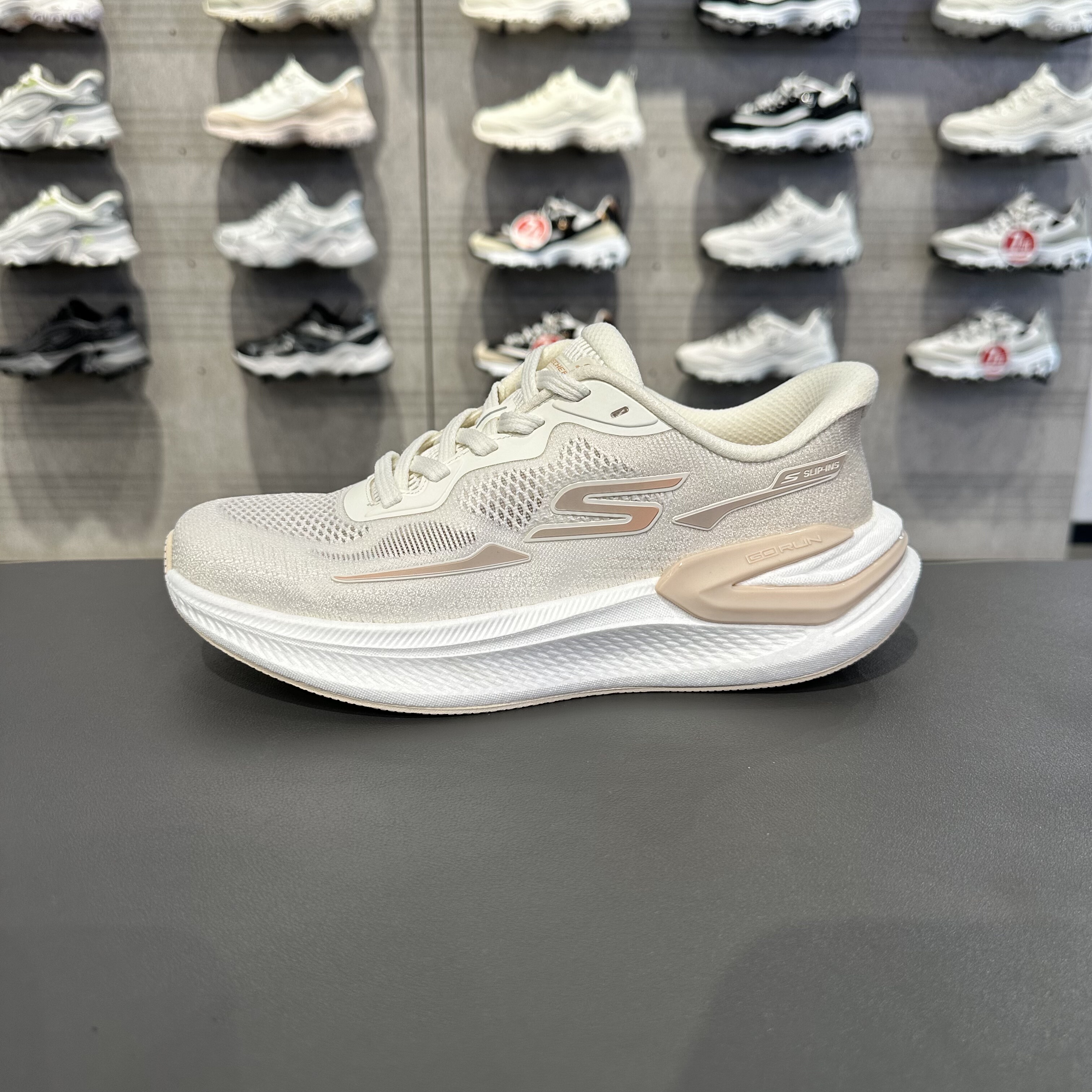 Skechers斯凯奇超感PRO女士耐磨轻质高回弹全能缓震跑鞋129783