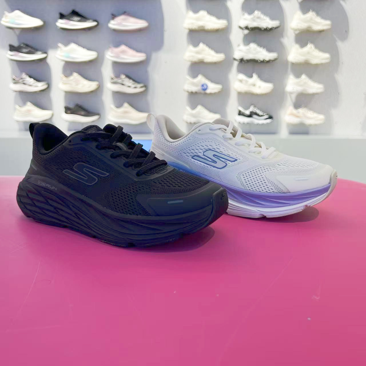 Skechers斯凯奇女士透气轻盈缓震高回弹柔软训练专业跑步鞋129720