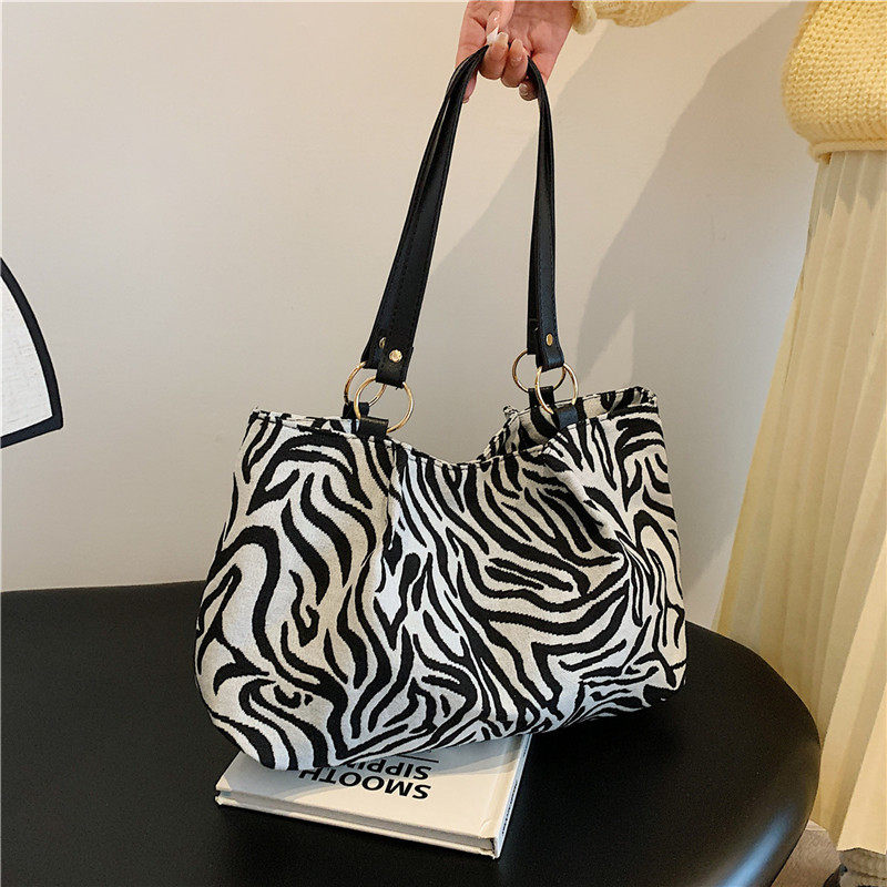 今年流行大容量豹纹包包女2025新款休闲单肩斜挎包百搭通勤托特