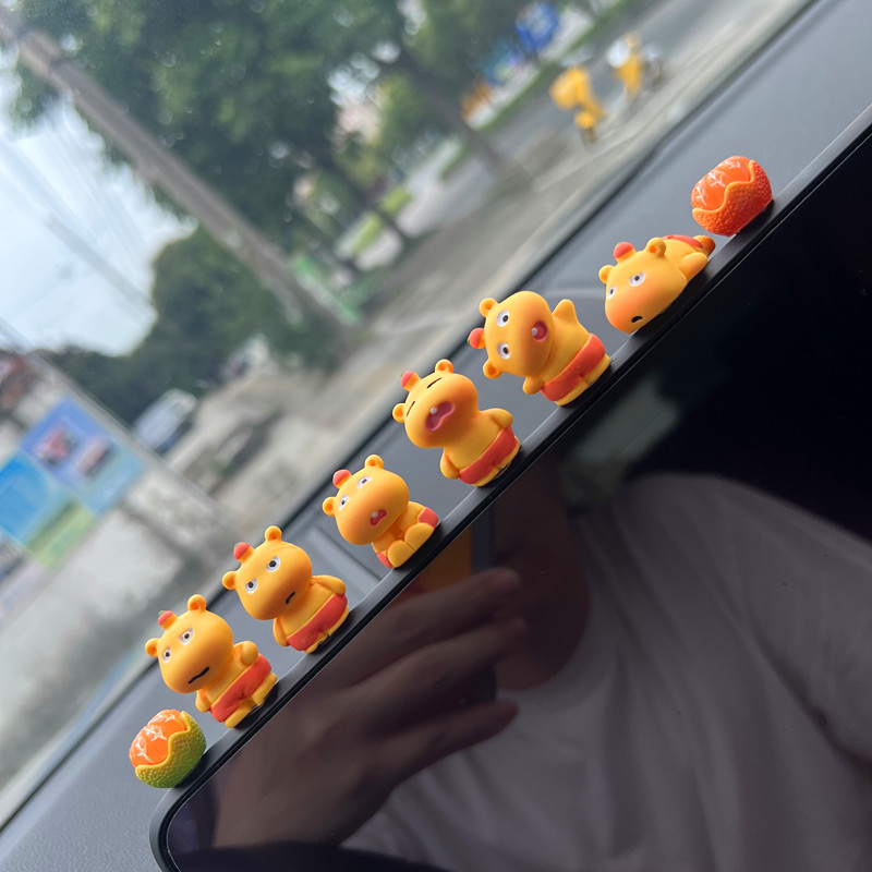 汽车内饰品小摆件2025新款女卡通可爱水豚噜噜车载中控台装饰摆件