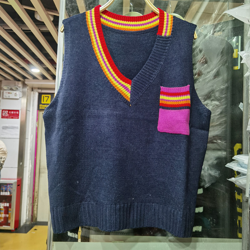 Li Zhien sings Tongtong style pocket knitted V-neck loose color matching vest vest vest sweater