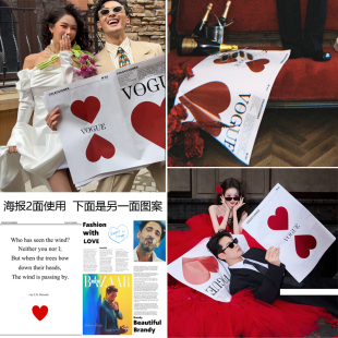 复古街拍外景婚纱摄影拍照道具红心海报情侣写真婚纱照杂志风报纸