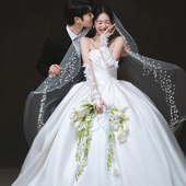 婚纱照室内白纱新娘手捧花弯月形白色马蹄莲郁金香仿真花束结婚礼