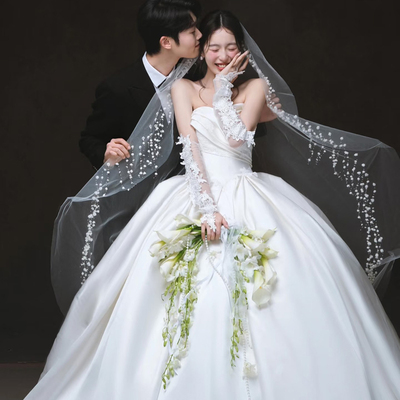 婚纱照新娘手捧花弯月形马蹄莲花