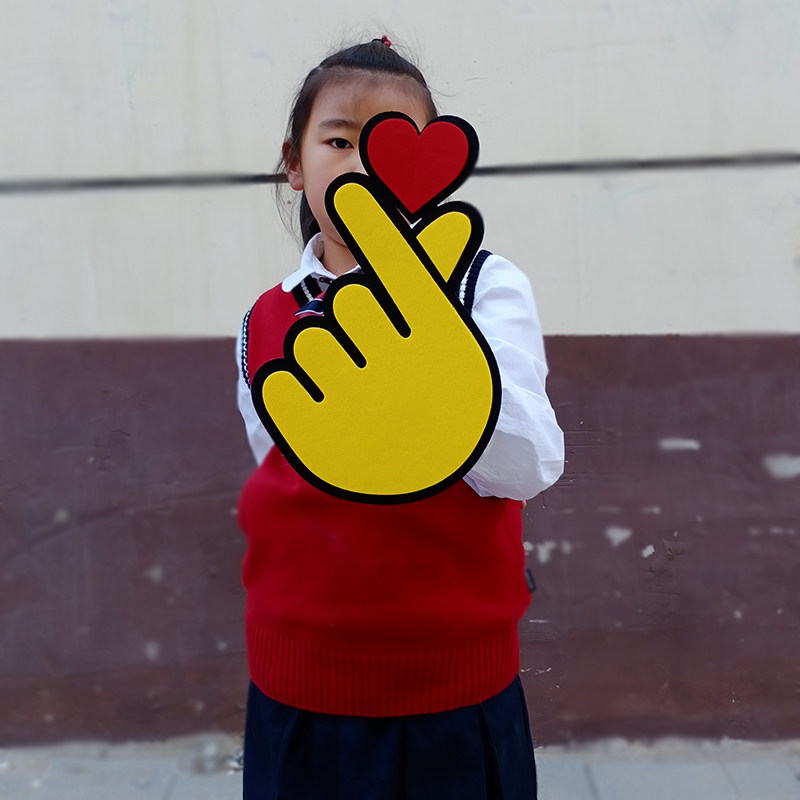 运动会开幕式入场方阵比心手势手拿道具幼儿园舞蹈啦啦队加油手掌