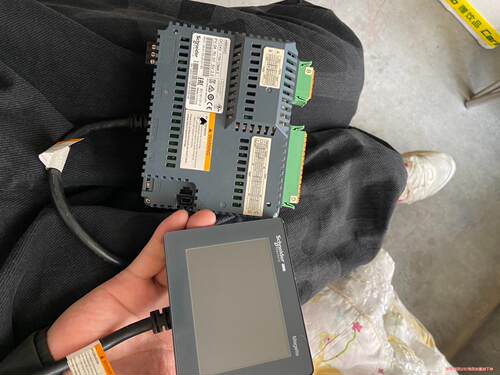 施耐德触摸屏 HMIS65 HMISAC 通电显示红灯便宜处议价商品