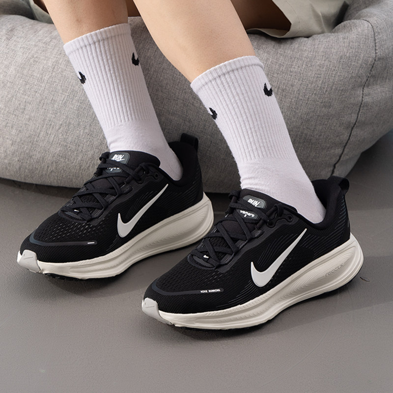 NIKE耐克大童男女童跑步鞋迈柔VOMERO 18缓震公路跑鞋 HQ2157-004