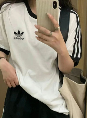 阿迪达斯白色T恤男女上衣圆领短袖25春夏新款三条纹运动服KB2460