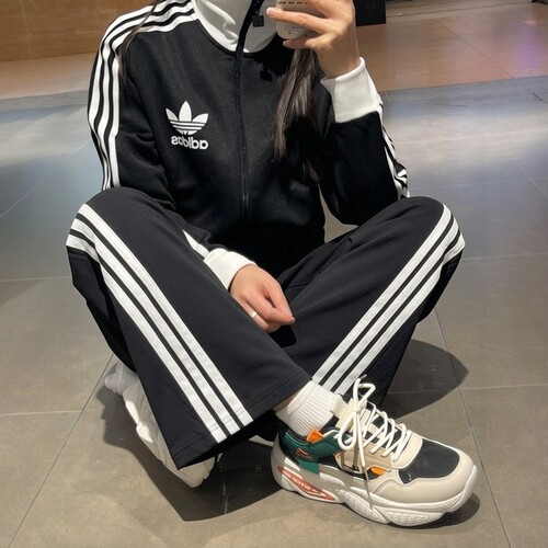 阿迪达斯三条纹舞动系列宽松运动香蕉扭扭裤26夏女针织长裤KR7594