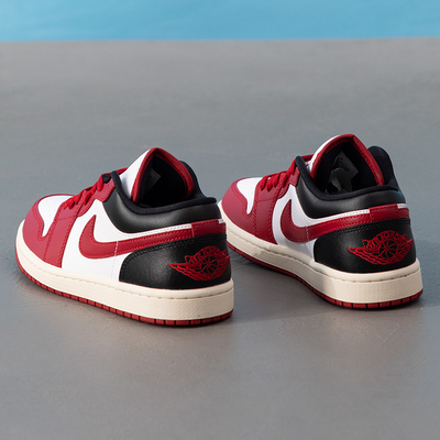 耐克（NIKE）本命年红色女鞋马年26新年款板鞋AJ1低帮AIR JORDAN