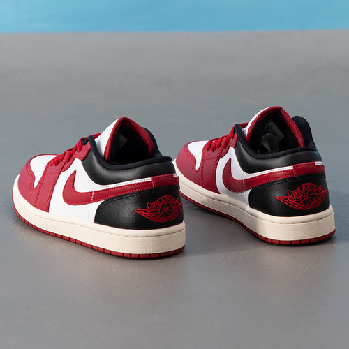 耐克（NIKE）本命年红色女鞋马年26新年款板鞋AJ1低帮AIR JORDAN