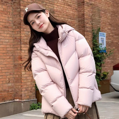 NIKE耐克女子连帽面包服粉色运动服冬季连帽保暖羽绒服HV5236-667