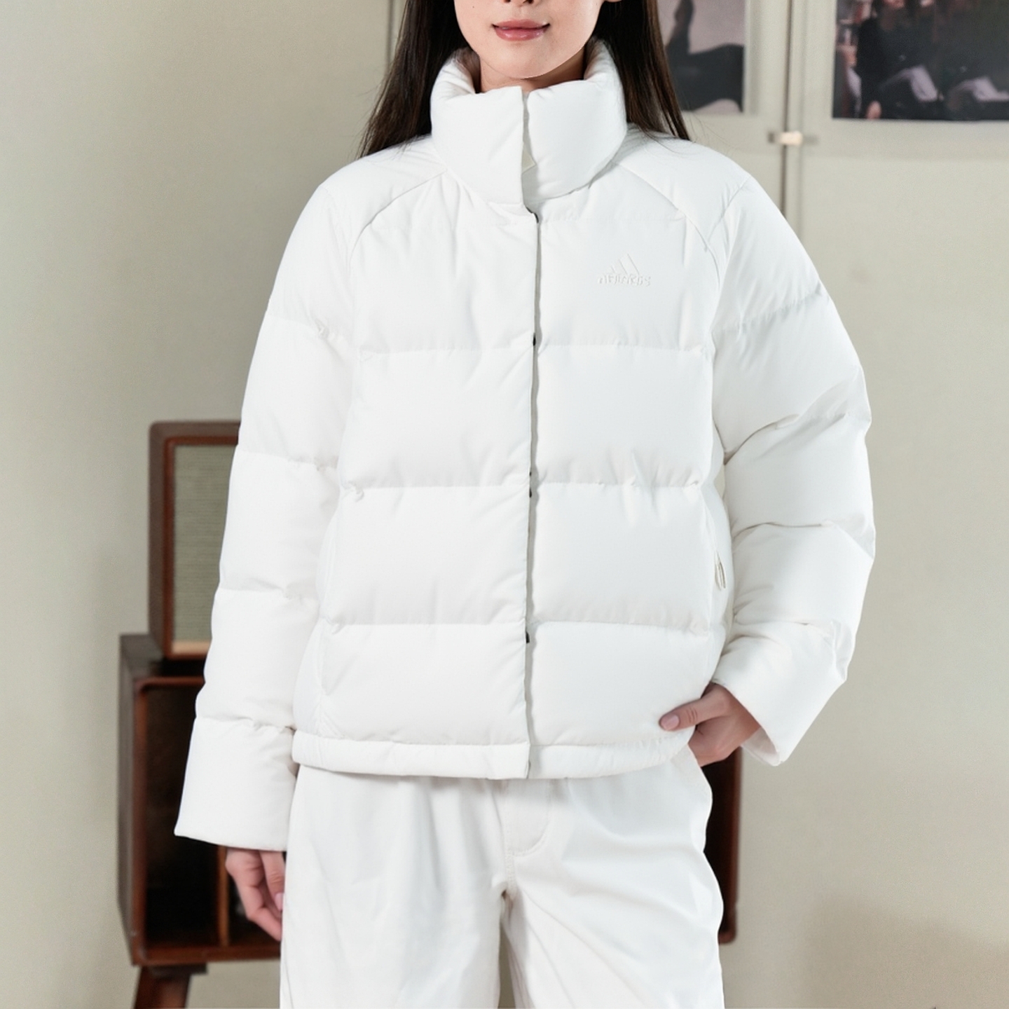 Adidas阿迪达斯女装白色运动羽绒服立领短款保暖休闲外套IX8867