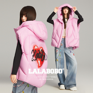 LALABOBO羽绒马甲26年冬潮原创连帽高级感印花外套 余宇涵同款