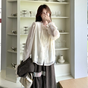 休闲减龄穿搭咖色条纹马甲套装女春秋超火好看高级感半身裙三件套图片