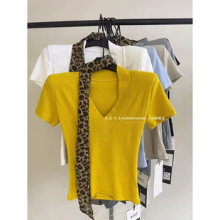 2026新款韩版百搭V领短袖修身显瘦上衣垫肩上衣配豹纹丝巾