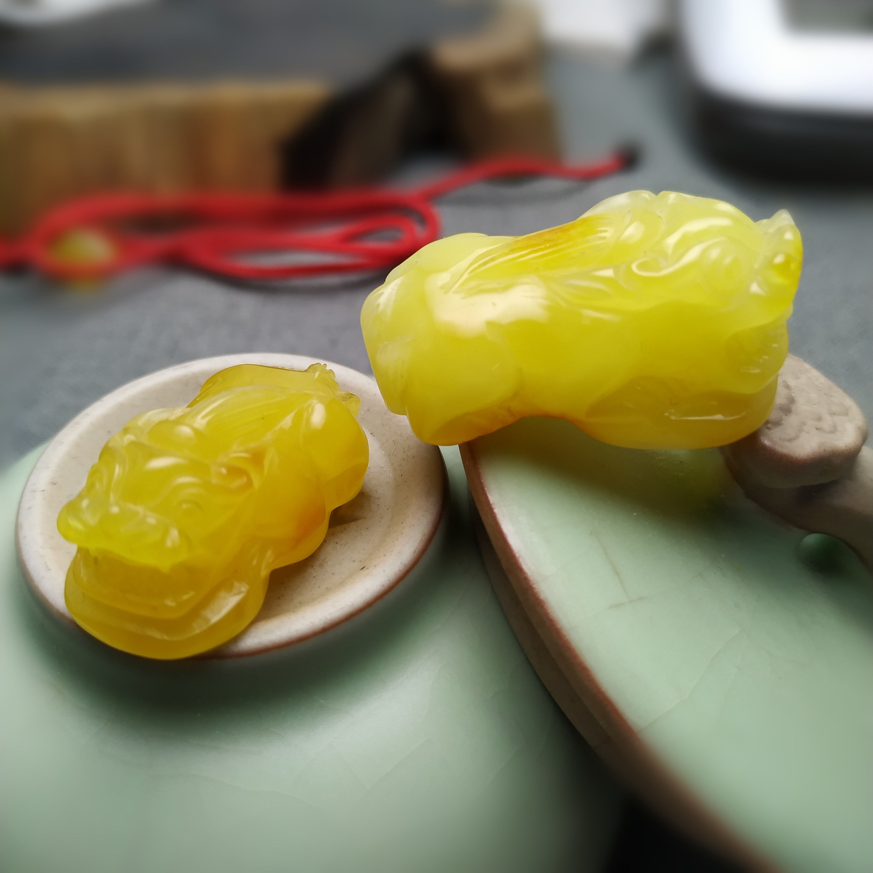 貔貅招财平安锁雕刻件天然蜜蜡
