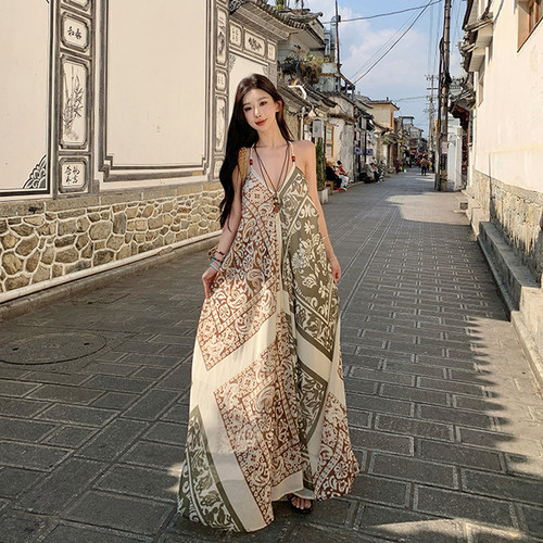西双版纳穿搭泰国度假长裙波西米亚复古民族风印花宽松吊带连衣裙
