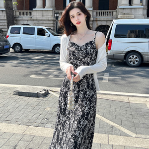 雪纺碎花吊带连衣裙2026春夏新款法式茶歇裙度假风中长款沙滩裙子