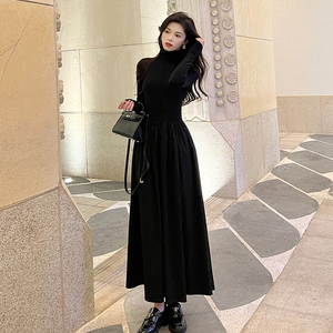 黑色赫本风高领莫代尔连衣裙女2026春季气质收腰显瘦打底针织长裙