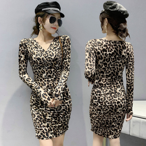 豹纹连衣裙女2026春季新款性感V领修身包臀裙秋冬季显瘦打底裙子