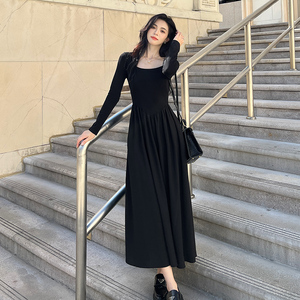 黑色方领收腰长袖连衣裙女2025秋季赫本风高级感内搭气质打底长裙