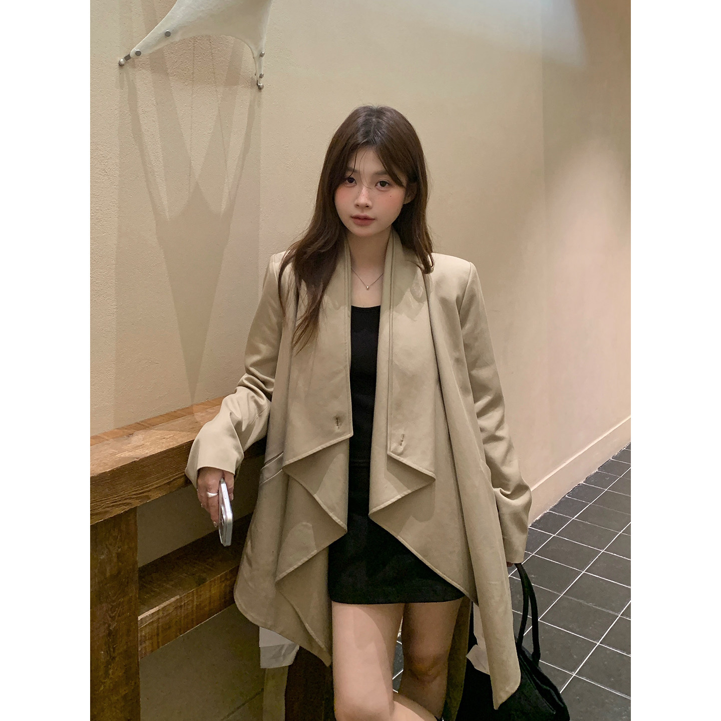 不规则大翻领外套女设计感收腰绑带气质垂感小众斗篷式风衣新款
