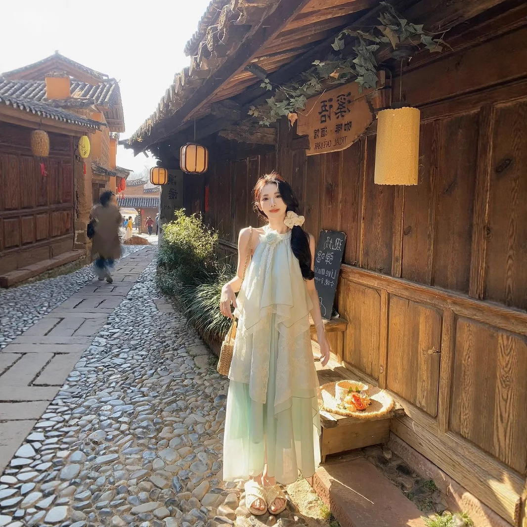 夏季仙度假风纯欲露肩挂脖长裙新款设计感不规则显瘦仙女连衣裙