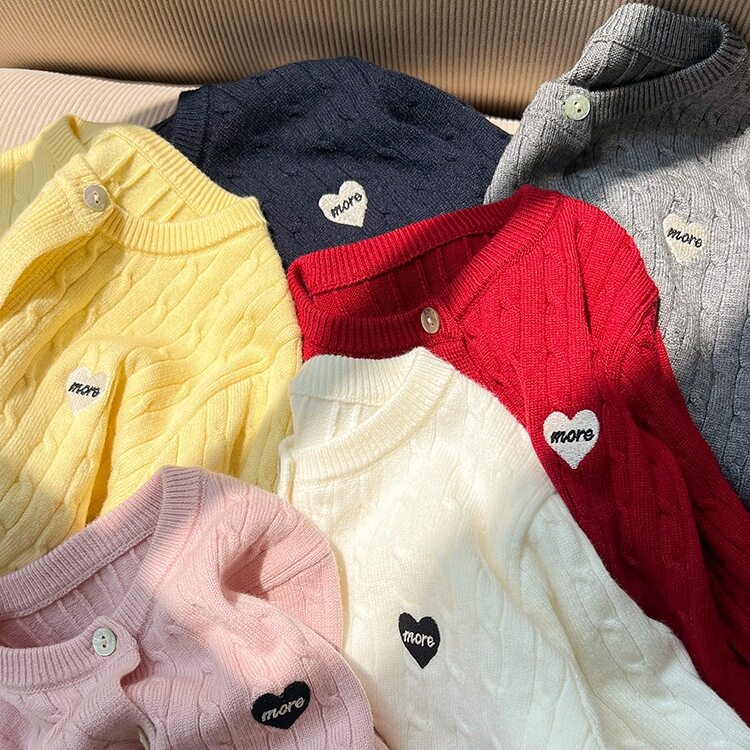 2026春秋装中大男女儿童韩版爱心刺绣麻花毛衣软糯包芯纱针织开衫