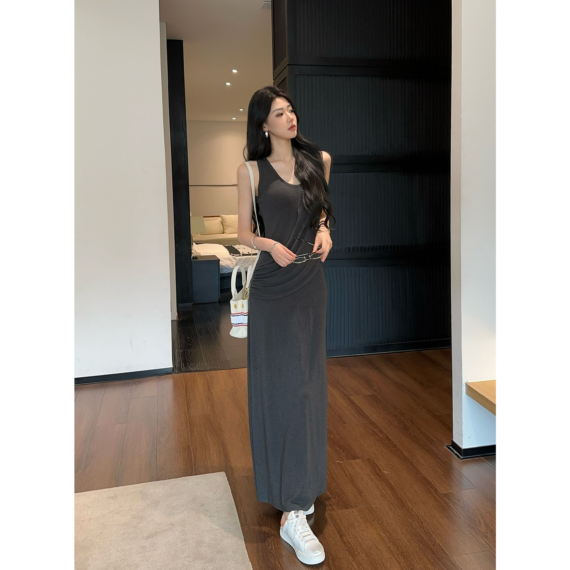 纪金其夏季无袖背心连衣裙气质显瘦百搭2025年新流行小众裙子长裙