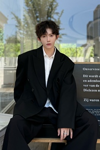 C316 XZ1220 P98 秋冬新款黑色双排扣时尚西服黑色宽松百搭松弛感图片