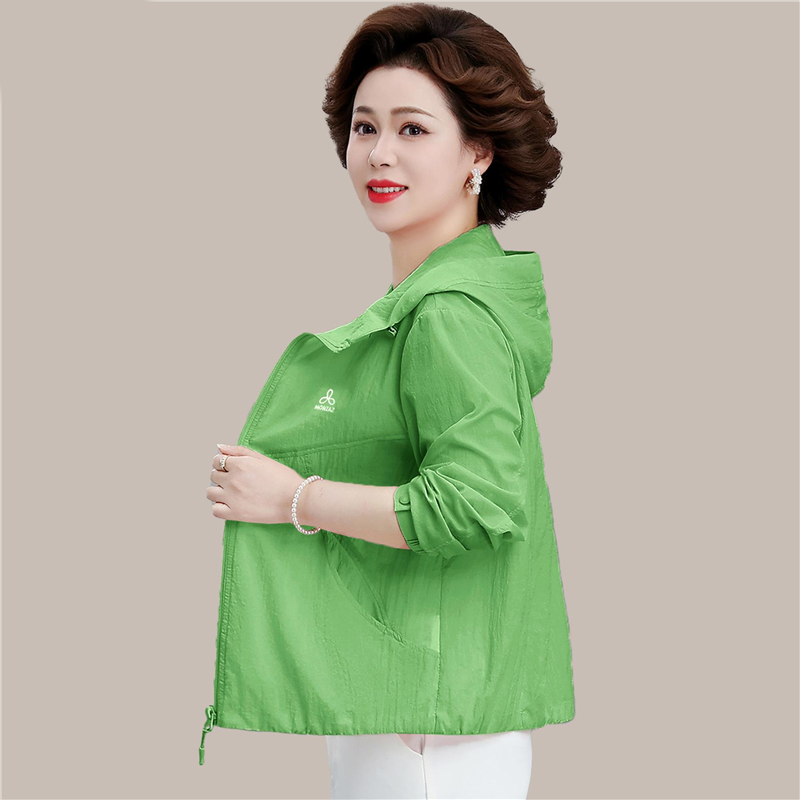 年轻妈妈时尚连帽防晒夹克夏天中老年女装新款外套洋气大码防晒服