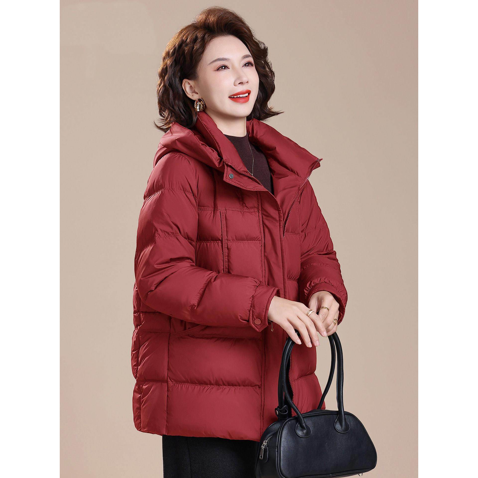 50多岁妈妈冬装外套本命年红色洋气中老年女冬季羽绒棉服加厚棉袄