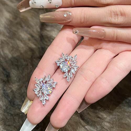 清冷贵气感优雅白色锆石耳钉