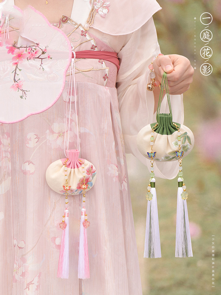 MAPLE LEAF EMBROIDERY SACHET SACHET SOOTHING EMPTY BAG MOSQUITO REPELLENT CAR HANGING HANFU WAIST WEARING ANCIENT STYLE PURSE TASSEL PENDANT