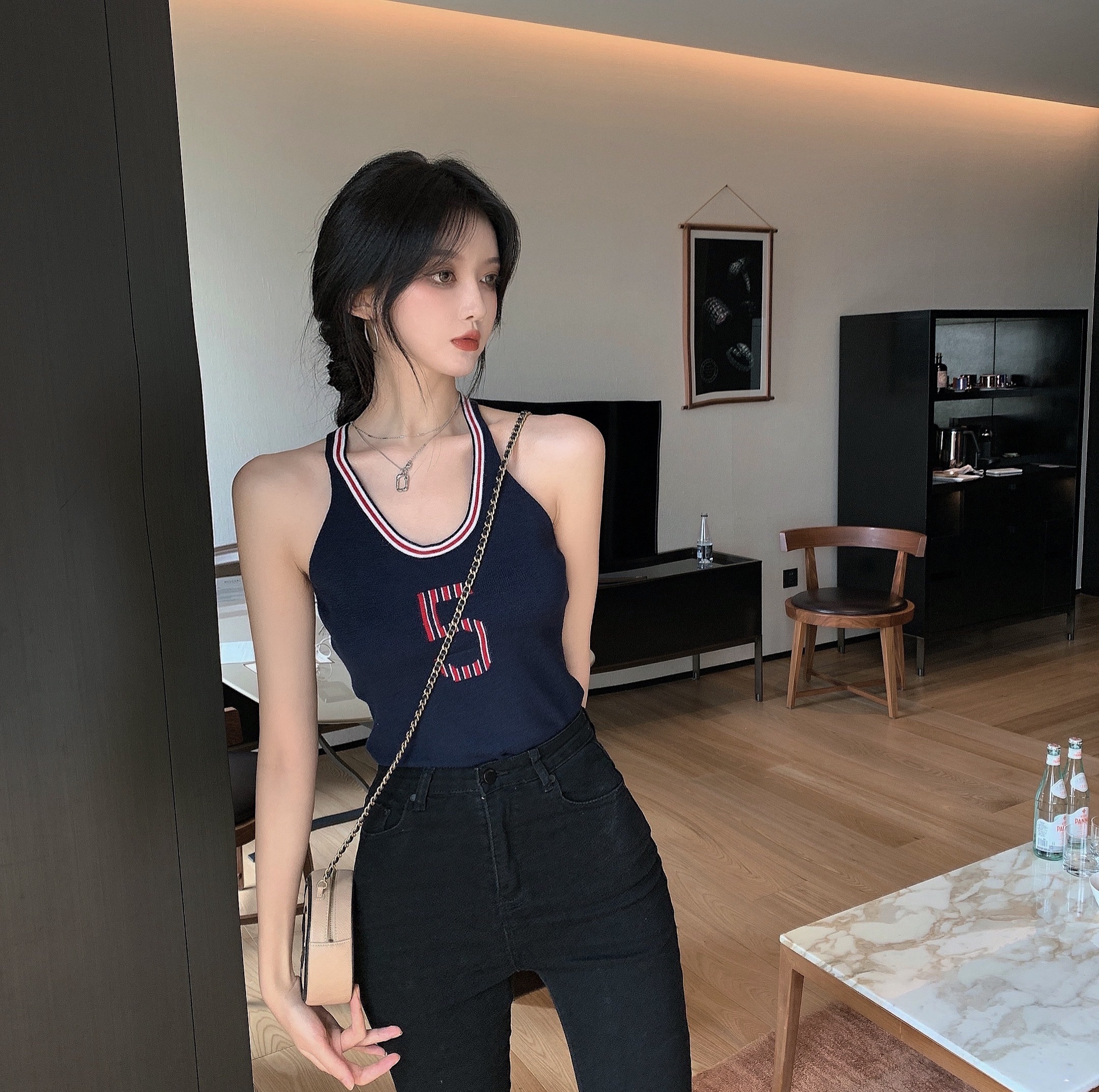 Real price real shot hot girl contrast I-shaped short with suspender vest inside and high waist micro trumpet jeans outside