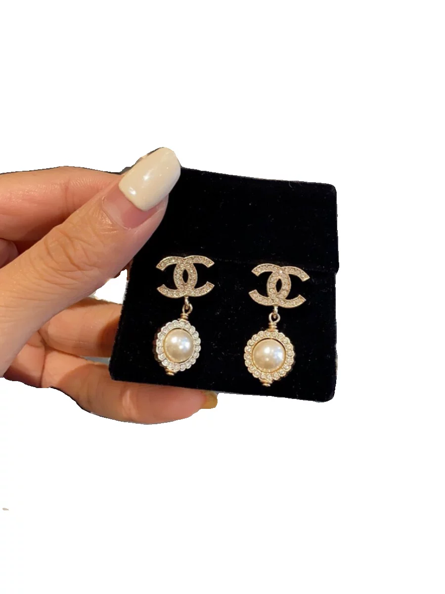 Классические золотые серьги Chanel с буквами-перлами, Италия